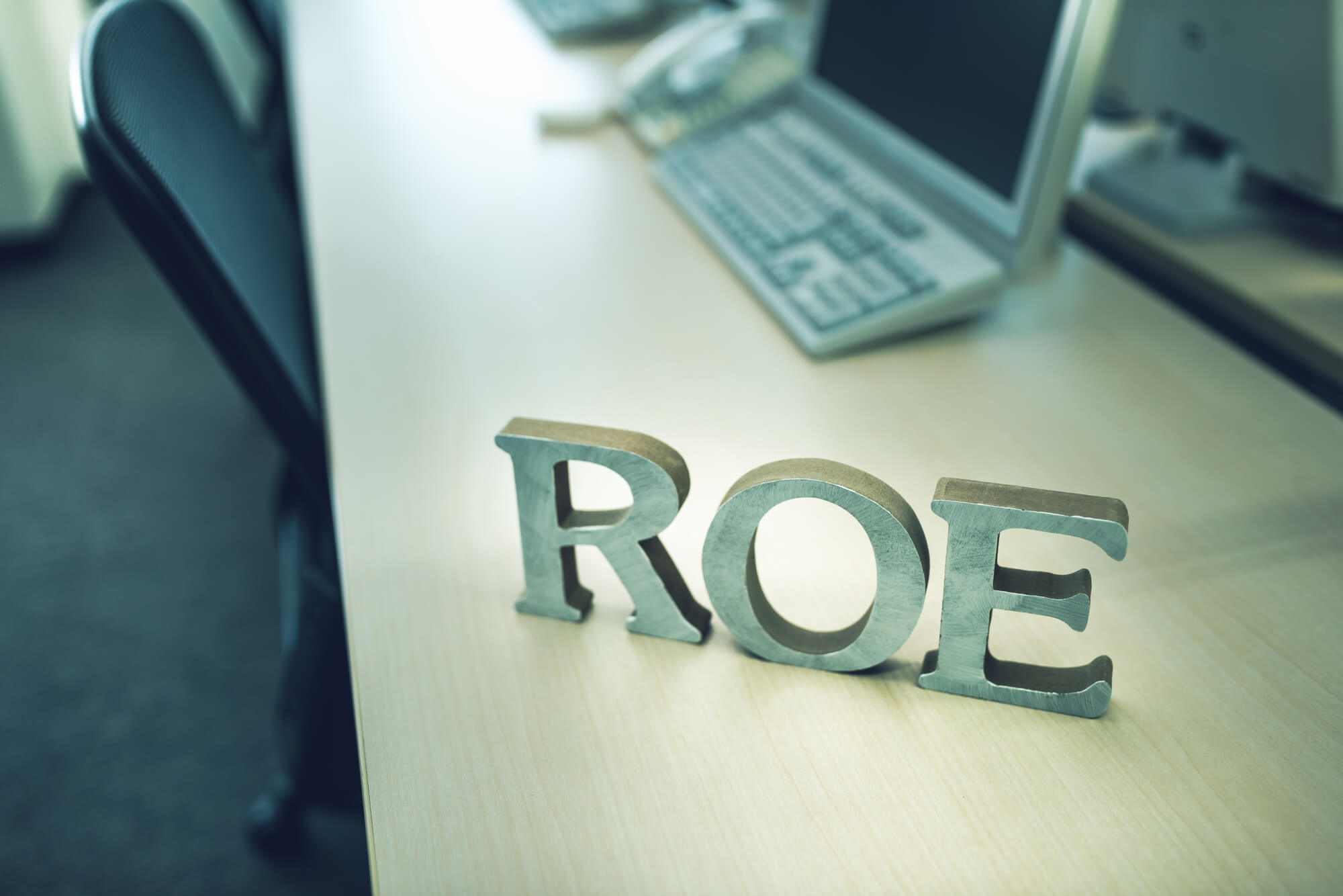 ROE(自己資本利益率)の目安とは？業種別の基準や計算方法について